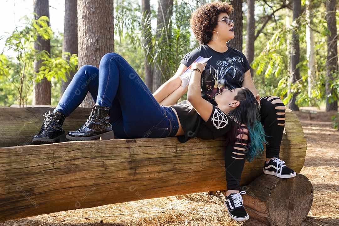 Casal de namoradas lésbicas em um lindo dia ensolarado no parque.Imagem JPG