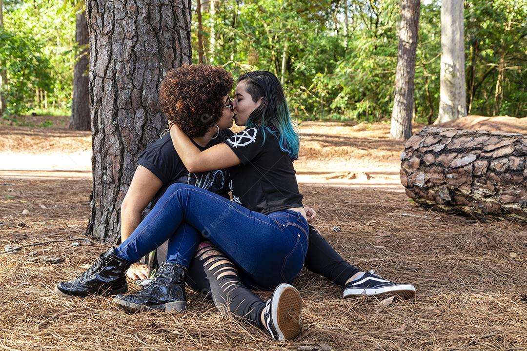 Casal de namoradas lésbicas em um lindo dia ensolarado no parque.Imagem JPG