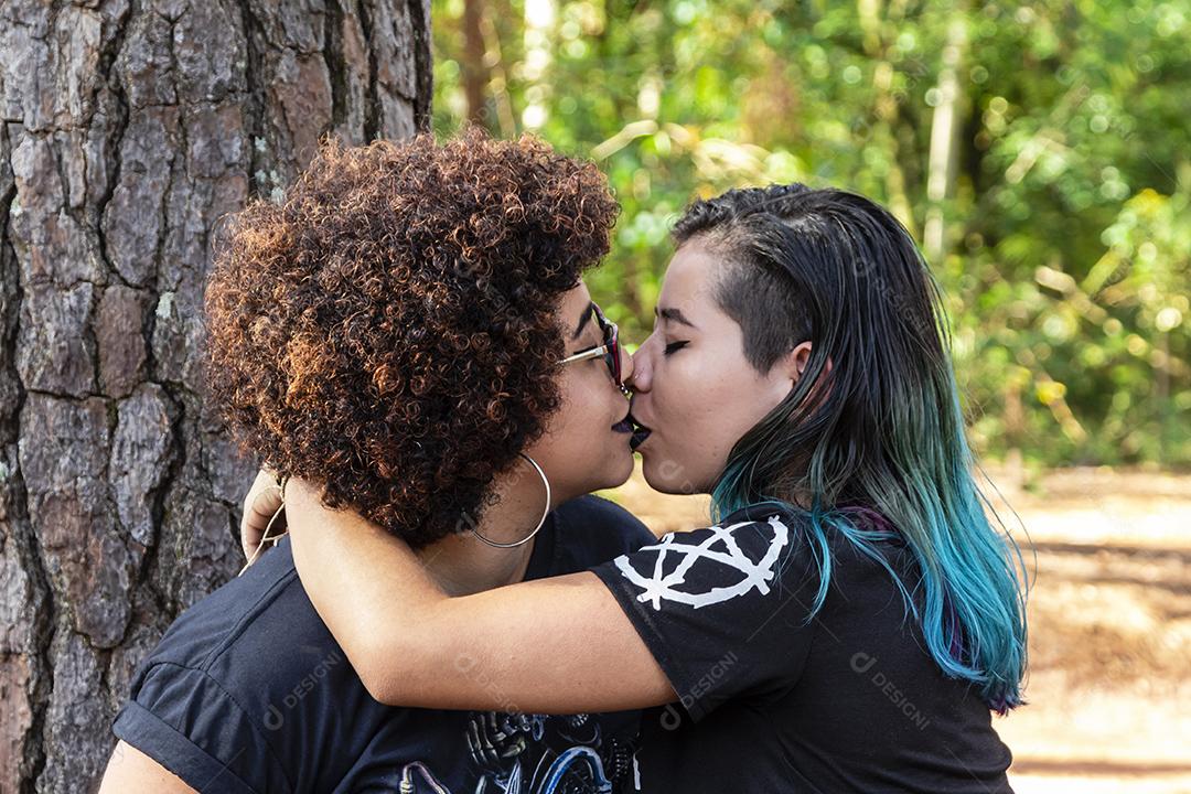 Casal de namoradas lésbicas em um lindo dia ensolarado no parque.Imagem JPG