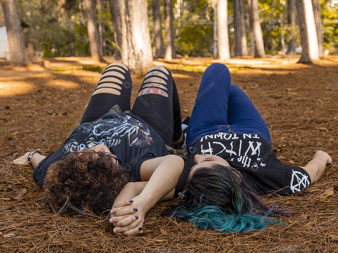 Casal de namoradas lésbicas em um lindo dia ensolarado no parque.Imagem JPG