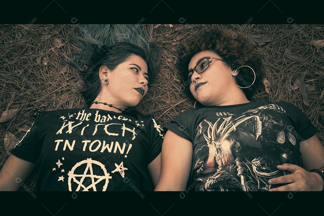 Casal de namoradas lésbicas em um lindo dia ensolarado no parque.Imagem JPG