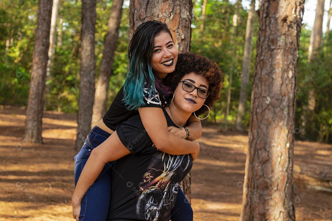 Casal de namoradas lésbicas em um lindo dia ensolarado no parque.Imagem JPG