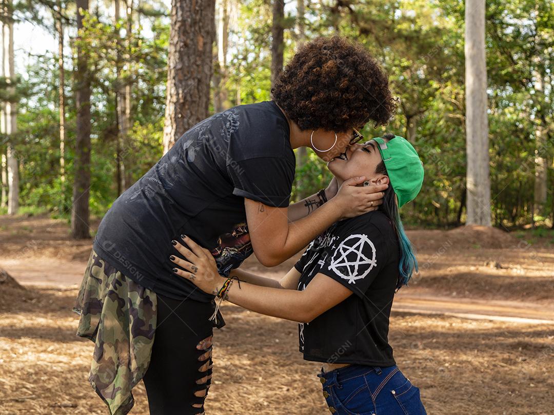 Casal de namoradas lésbicas em um lindo dia ensolarado no parque.Imagem JPG