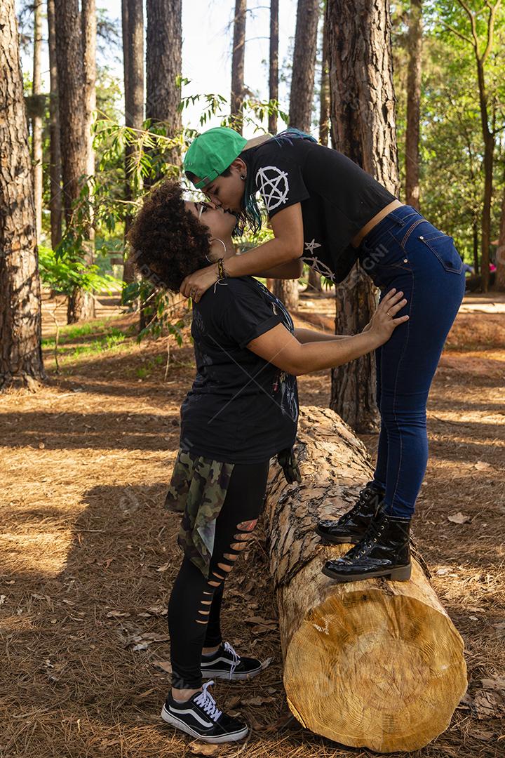 Casal de namoradas lésbicas em um lindo dia ensolarado no parque.Imagem JPG