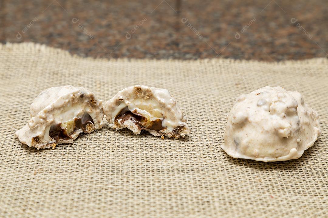 Chocolate branco com recheio sobre mesa Imagem JPG