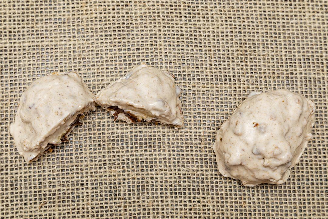 Chocolate branco com recheio sobre mesa Imagem JPG