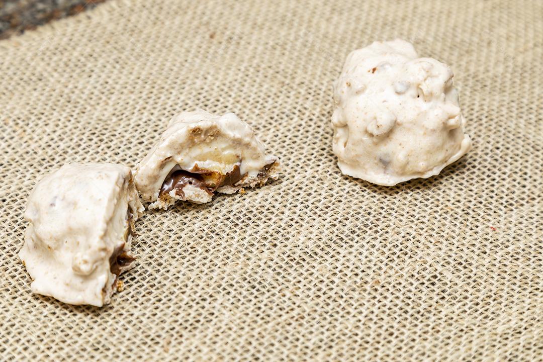 Chocolate branco com recheio sobre mesa Imagem JPG