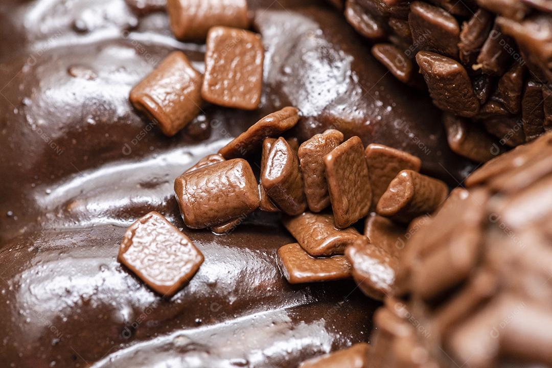 Chocolate com recheio sobre mesa Imagem JPG