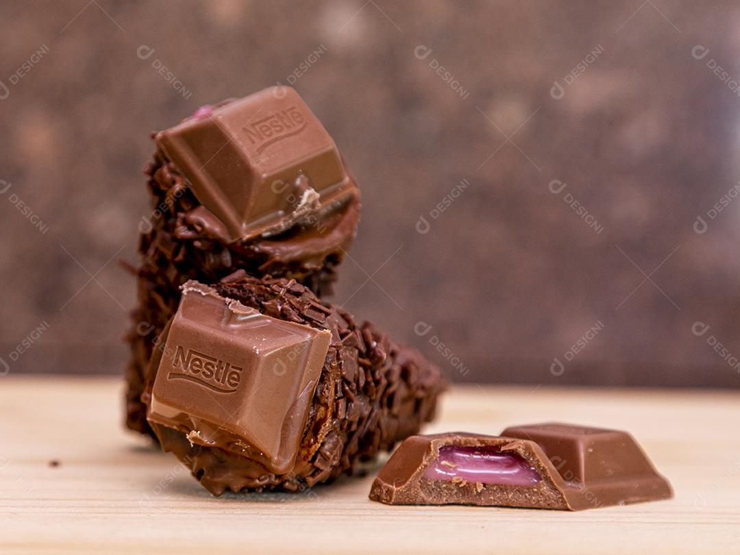 Chocolate com recheio sobre mesa Imagem JPG