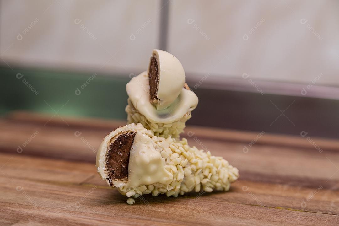 Chocolate branco com castanha sobre mesa Imagem JPG