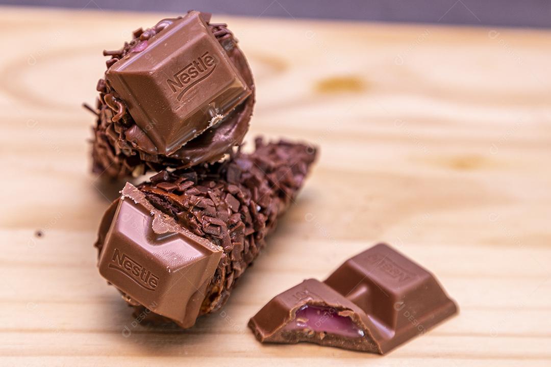 Chocolate com recheio sobre mesa Imagem JPG