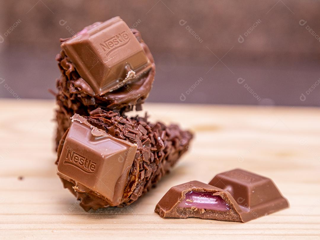 Chocolate com recheio sobre mesa Imagem JPG