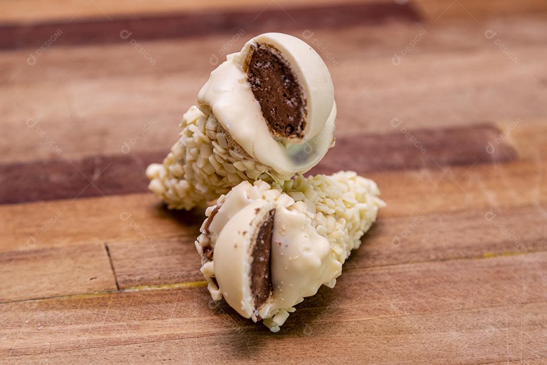 Chocolate branco sobre mesa Imagem JPG