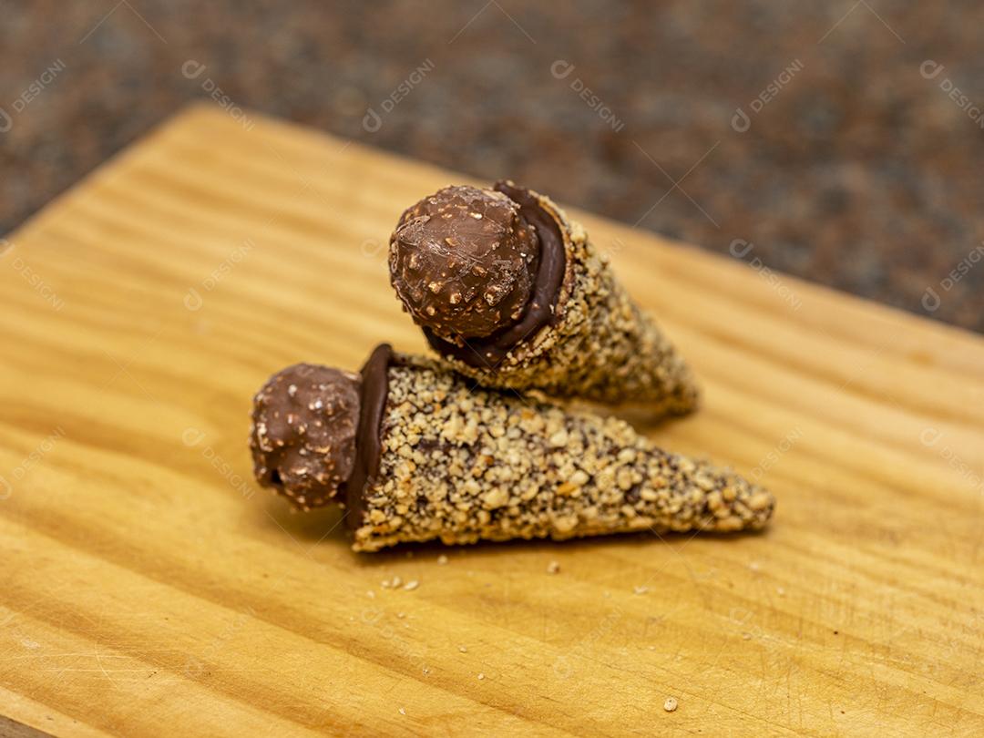 Chocolate Com castanhas sobre mesa Imagem JPG