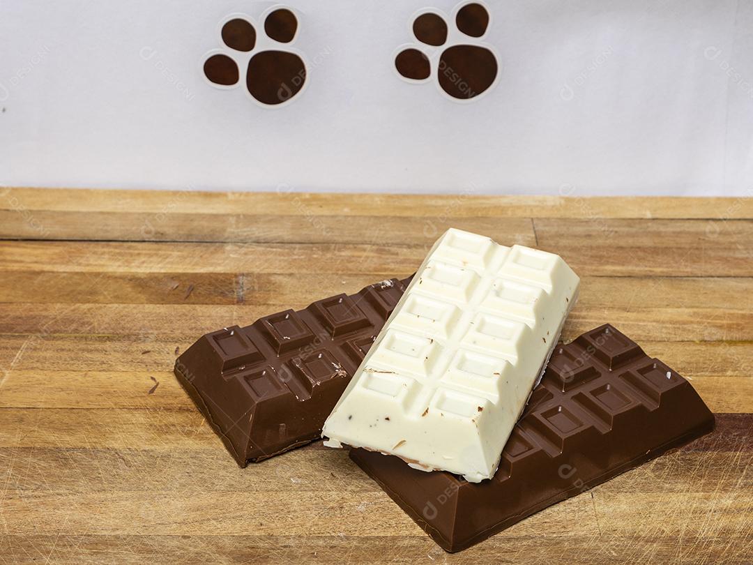 Chocolate branco e preto com recheio sobre mesa Imagem JPG