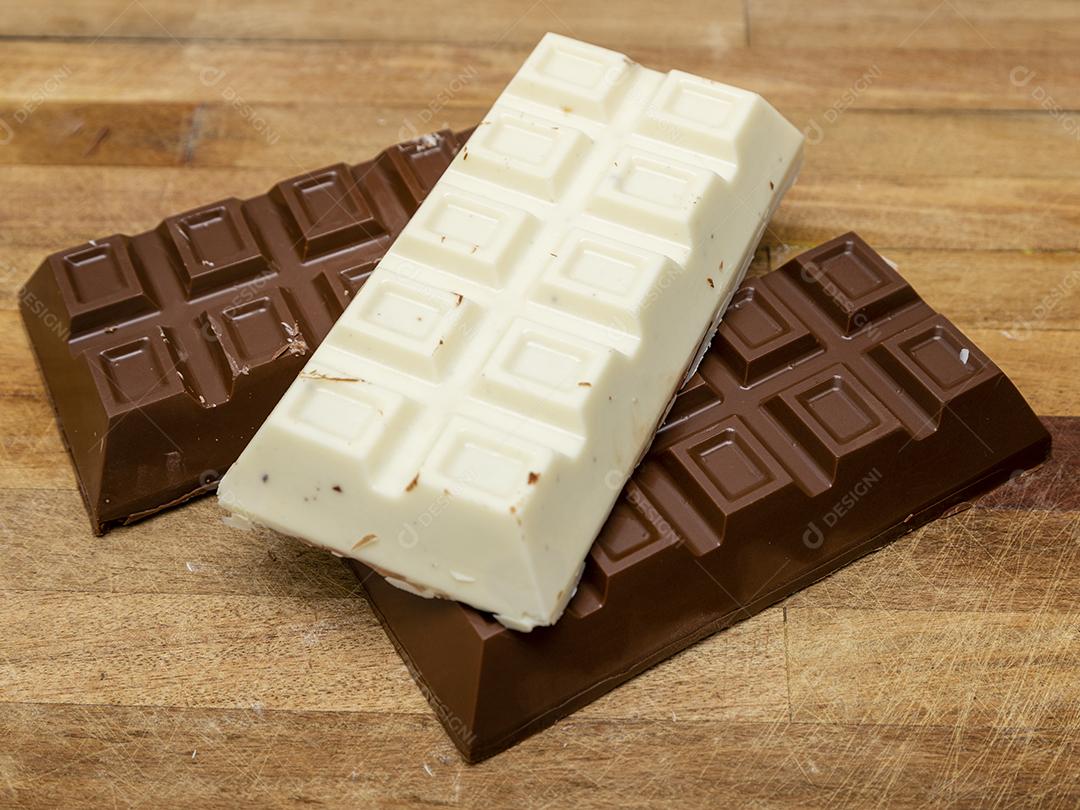 Chocolate branco com recheio sobre mesa Imagem JPG