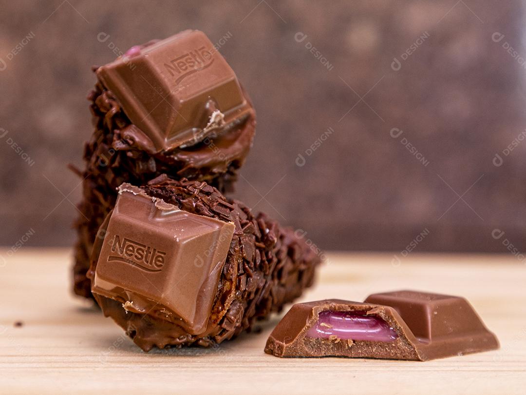 Chocolate Com recheio sobre mesa Imagem JPG