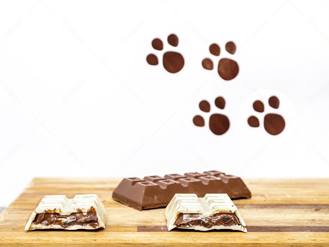 Chocolate branco com recheio sobre mesa Imagem JPG