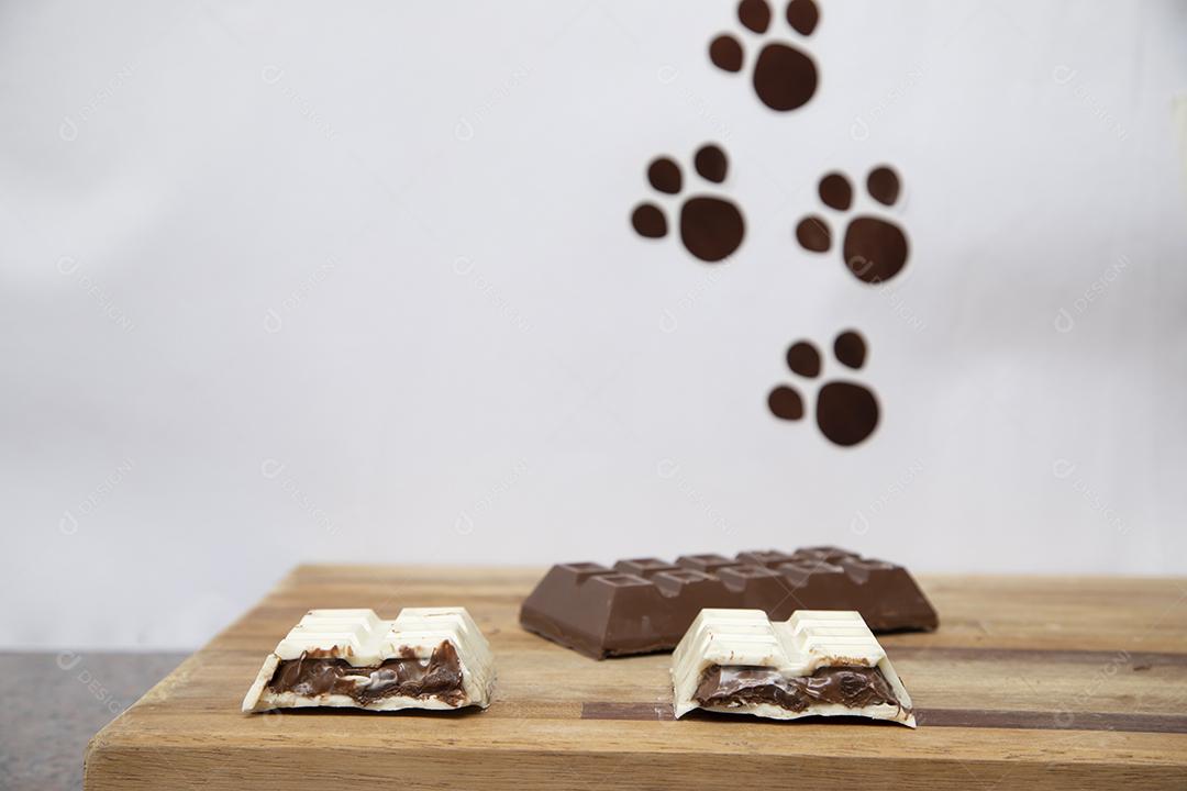 Chocolate branco com recheio sobre mesa Imagem JPG