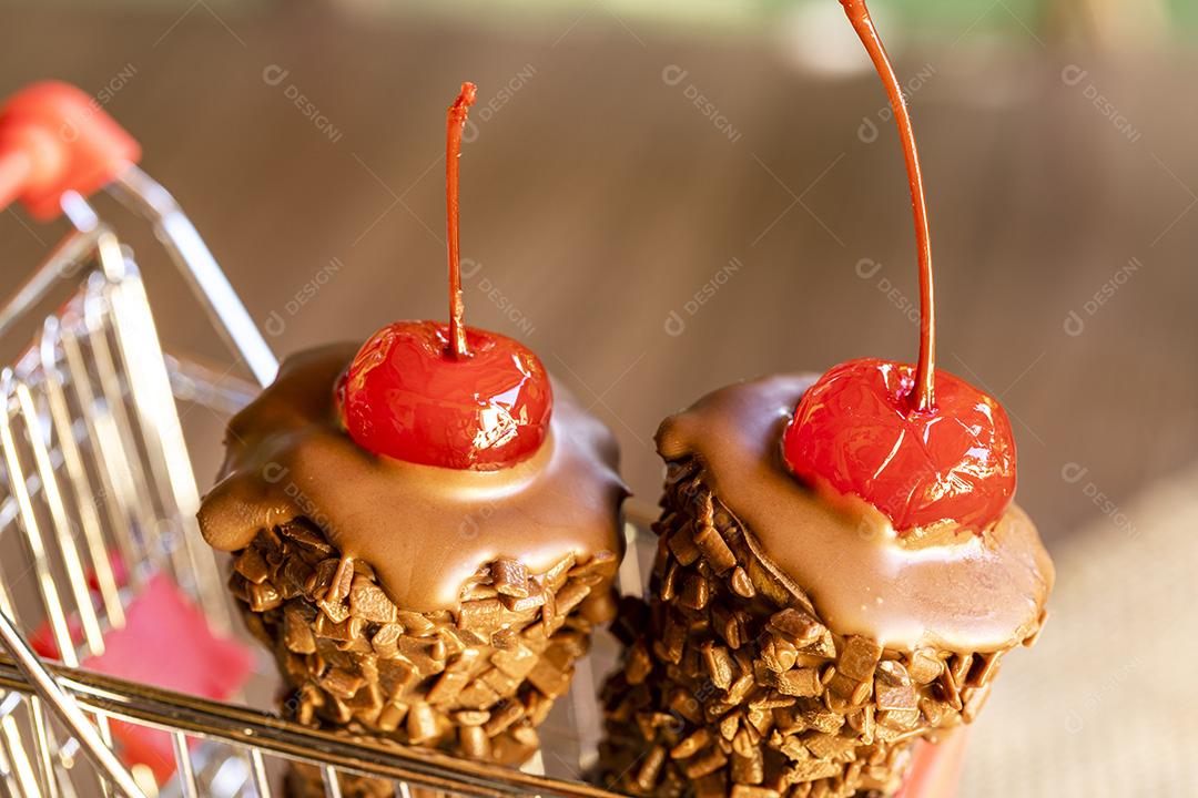 Cone trufado chocolate cereja carinho de supermecado Imagem JPG