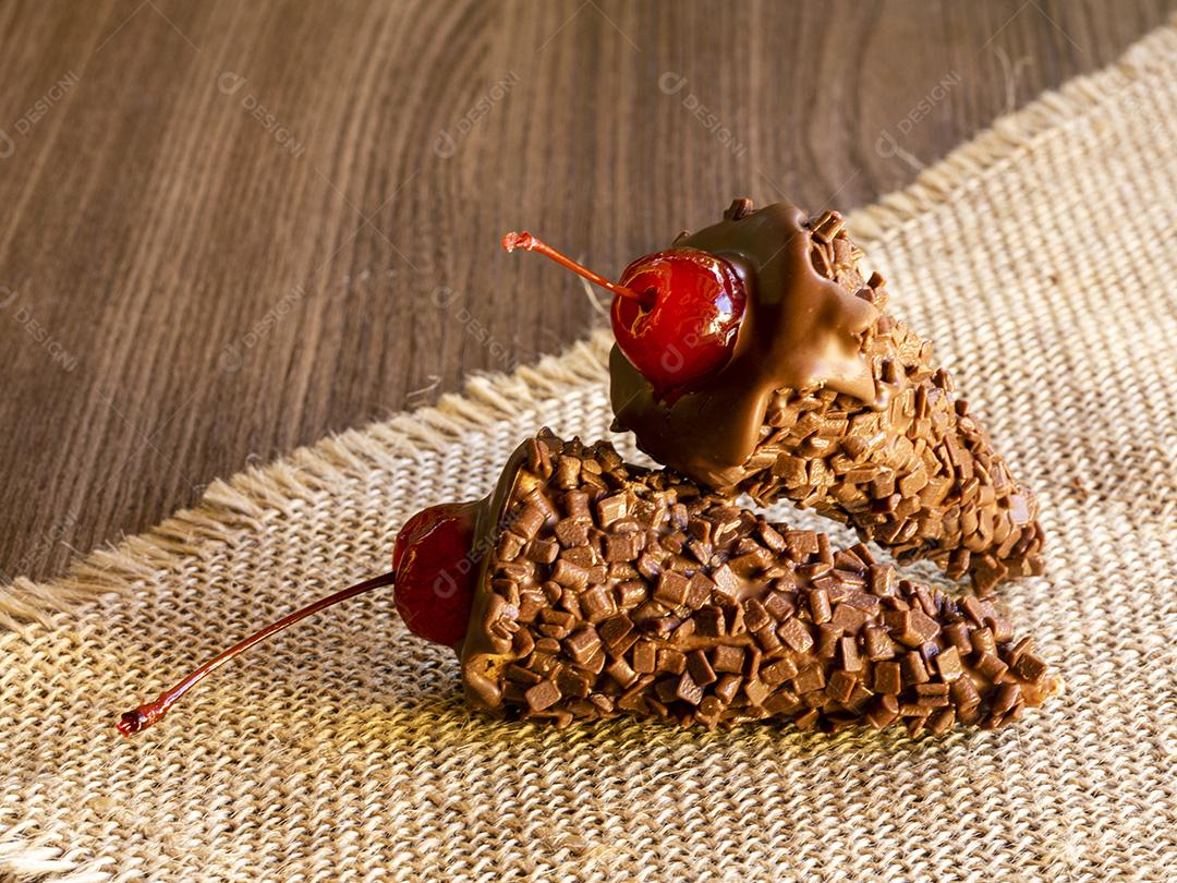 Cone trufado chocolate cereja fruta  Imagem JPG