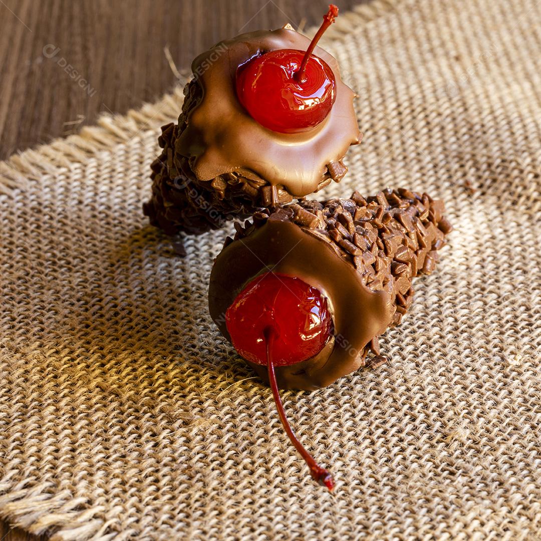 Cone trufado chocolate cereja fruta  Imagem JPG
