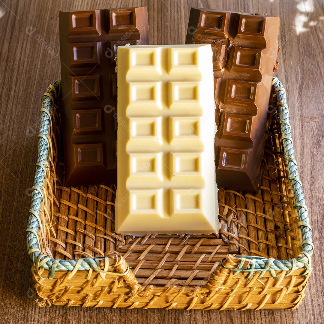 Comida barras de chocolates dentro de uma cesta Imagem JPG