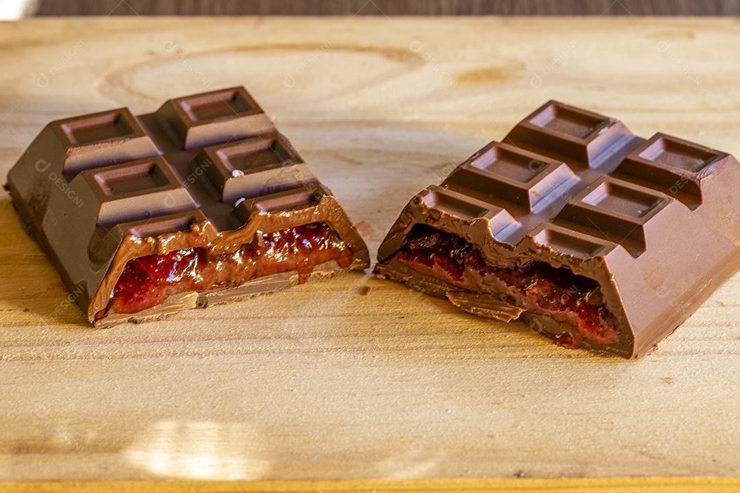 Barra de chocolate branco partido ao meio Imagem JPG