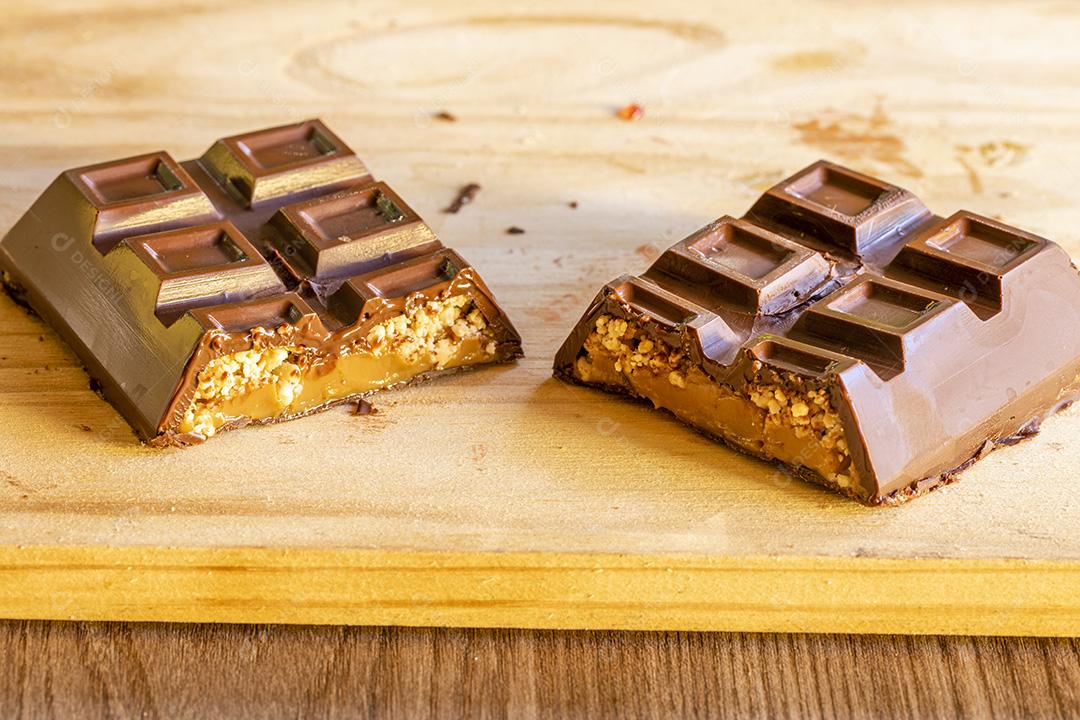 Barra de chocolate branco partido ao meio Imagem JPG
