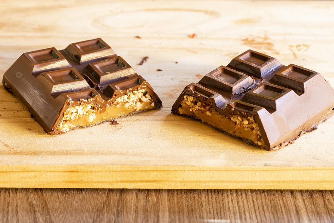 Barra de chocolate branco partido ao meio Imagem JPG