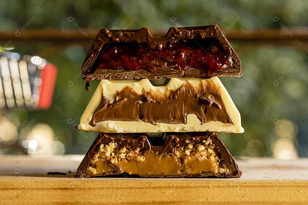 Barra de chocolate partido ao meio Imagem JPG