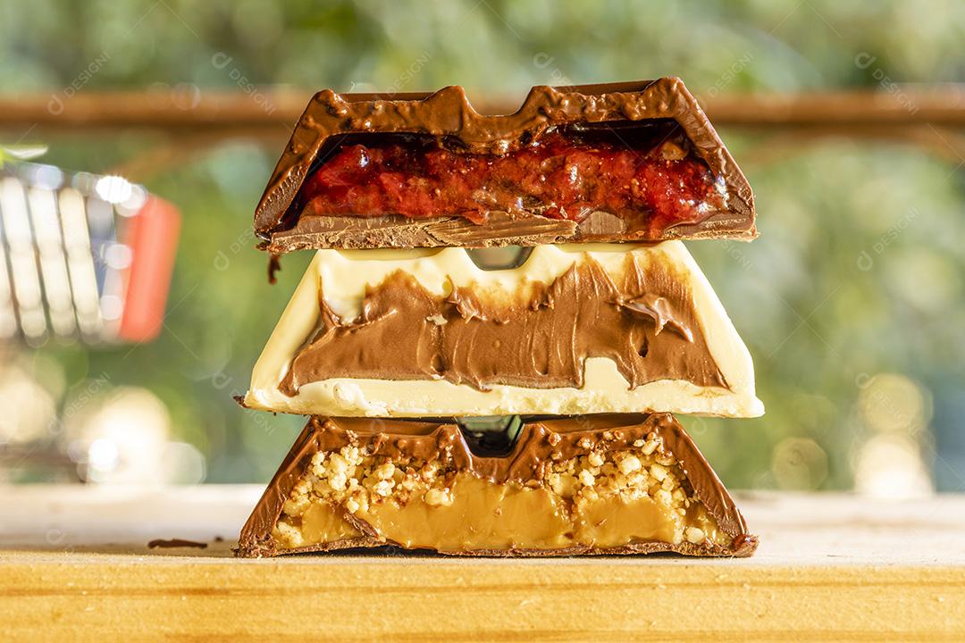 Barra de chocolate branco partido ao meio Imagem JPG