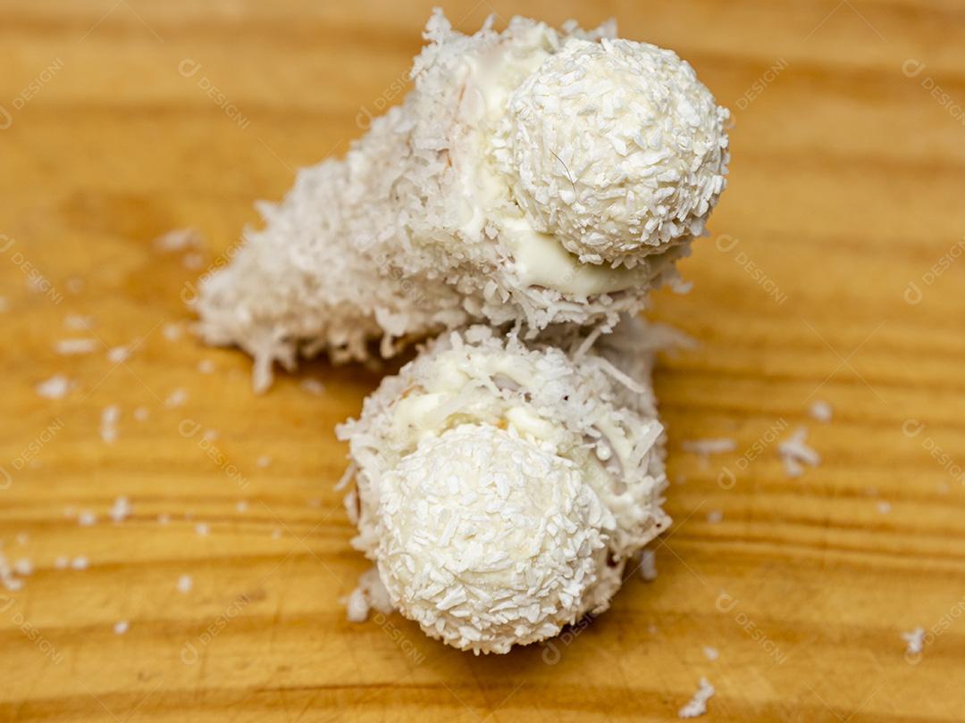 Cone de chocolate branco doce Imagem JPG