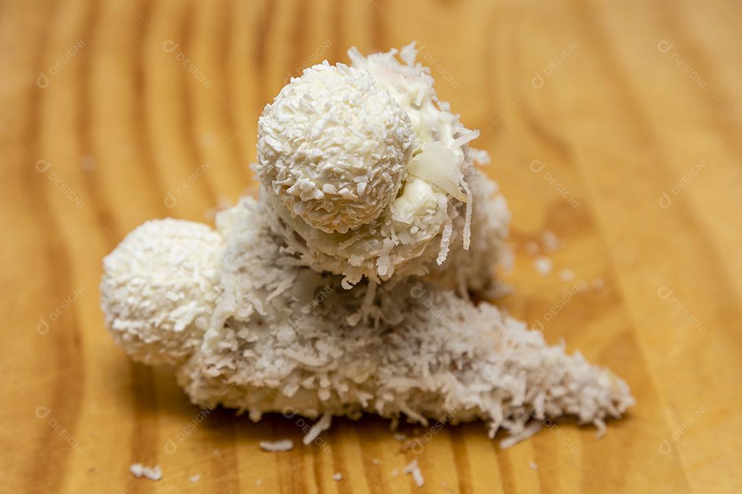 Cone de chocolate branco doce Imagem JPG