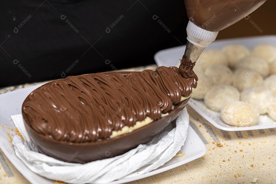 Ovo de páscoa gourmet com chocolate magem JPG