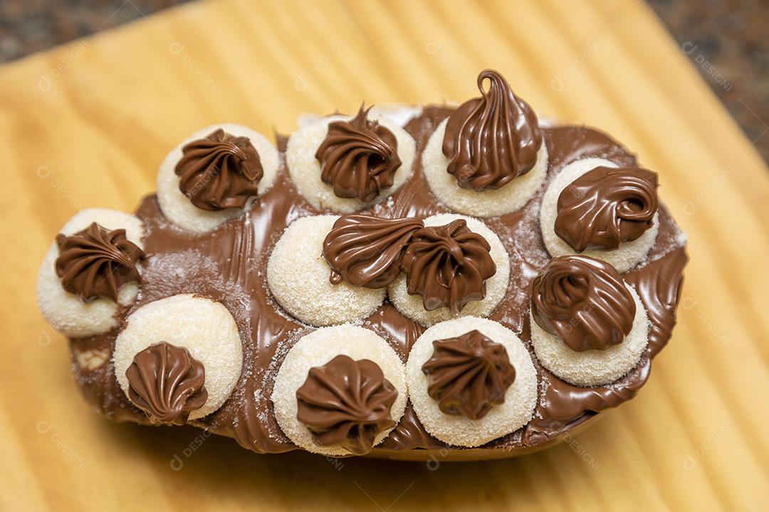 Ovo de páscoa gourmet com chocolate imagem JPG