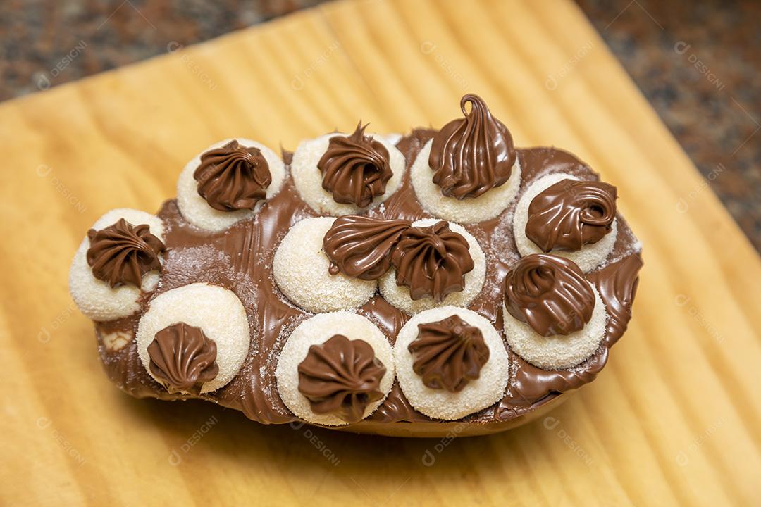 Ovo de páscoa gourmet com chocolate imagem JPG