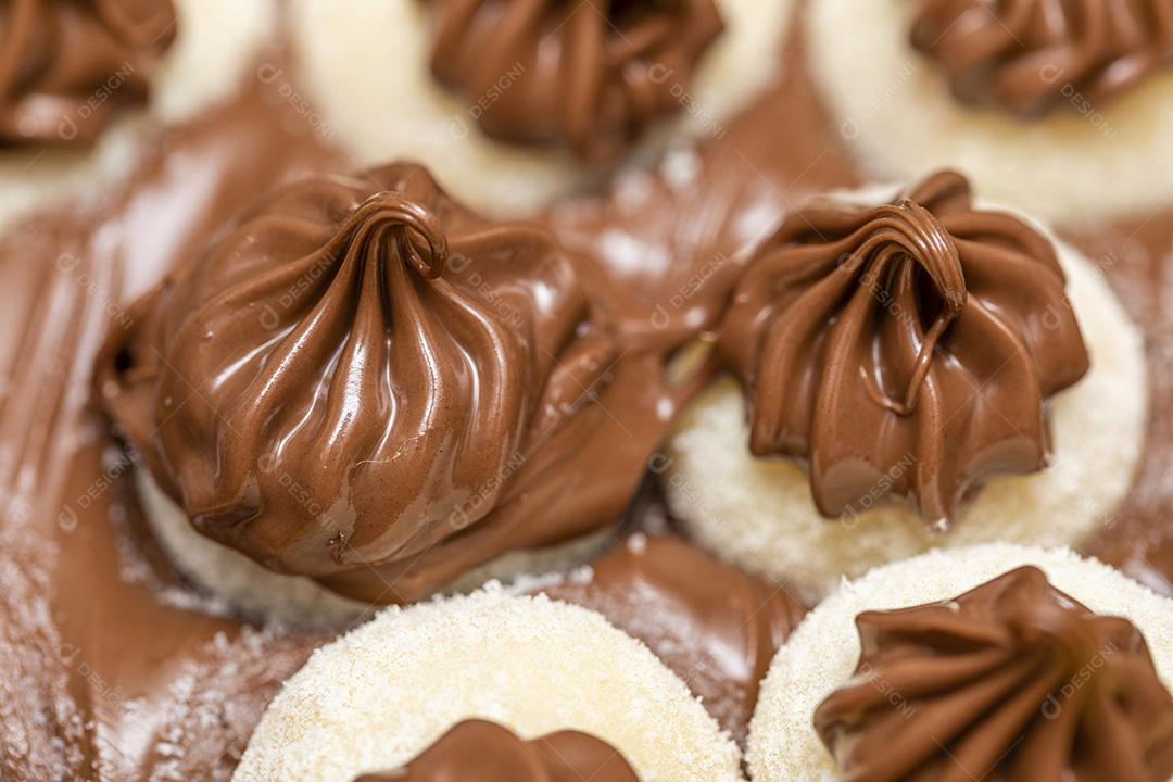 Ovo de páscoa gourmet com chocolate imagem JPG