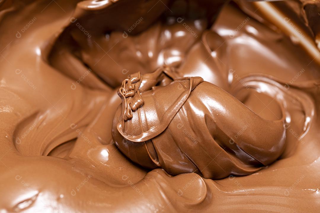 Ovo de páscoa gourmet com chocolate imagem JPG