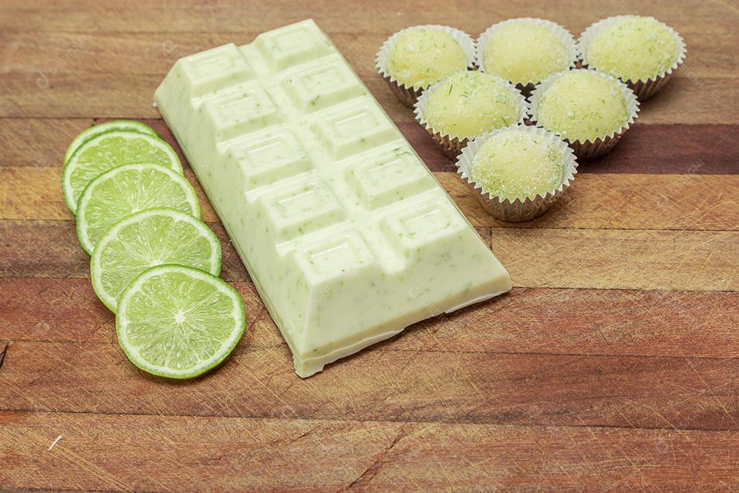 Chocolate branco limao cortado em rodelas brigadeiros Imagem JPG