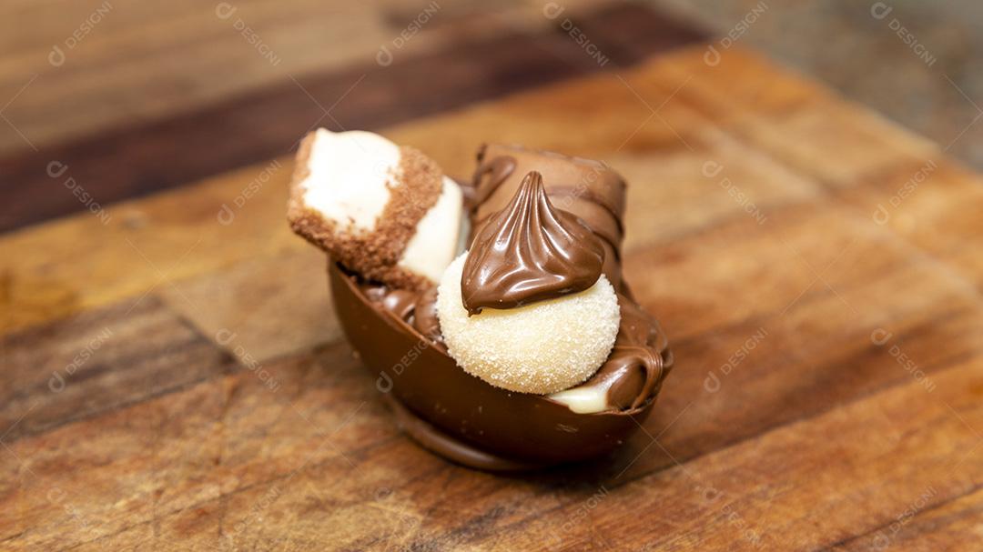 Ovo da pascoa de chocolate branco e preto gourmet Imagem JPG