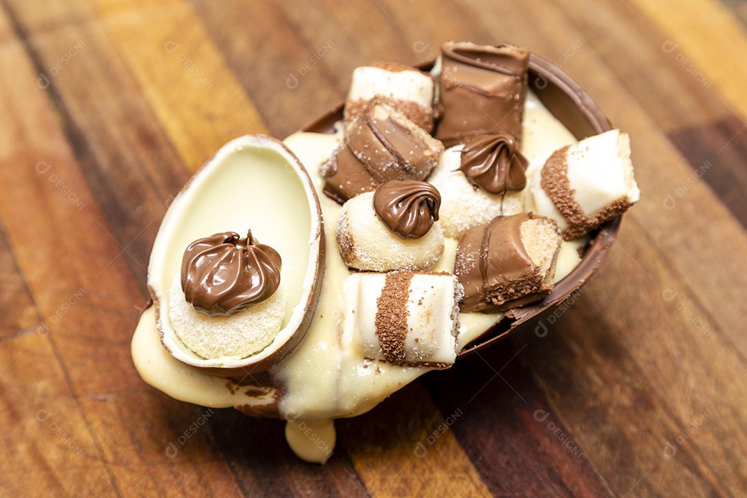 Ovo da pascoa de chocolate branco e preto gourmet Imagem JPG