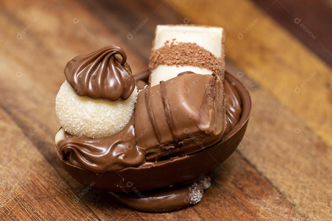 Ovo da pascoa de chocolate branco e preto gourmet Imagem JPG