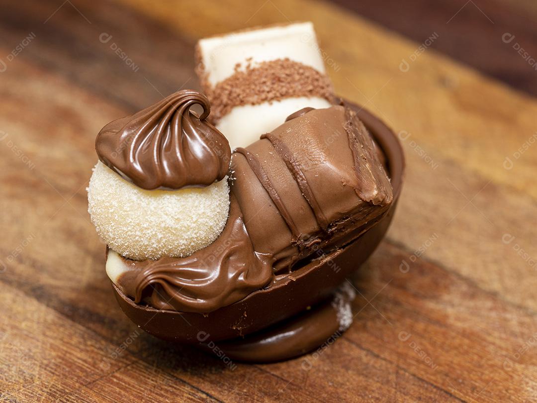 Ovo da pascoa de chocolate branco e preto gourmet Imagem JPG