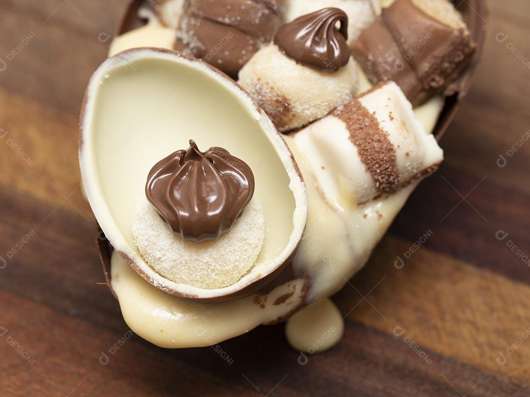 Ovo da pascoa de chocolate branco e preto gourmet Imagem JPG