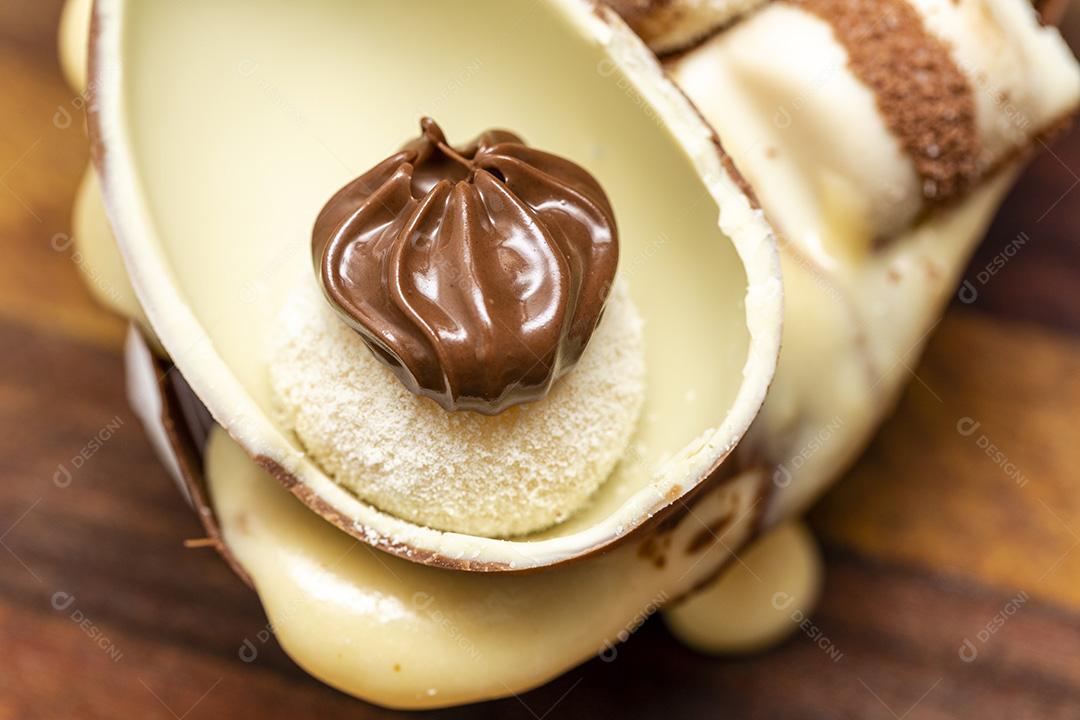 Ovo da pascoa de chocolate branco e preto gourmet Imagem JPG