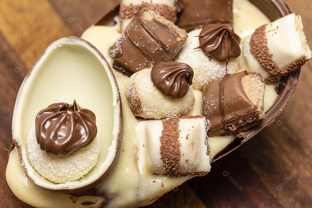 Ovo da pascoa de chocolate branco e preto gourmet Imagem JPG