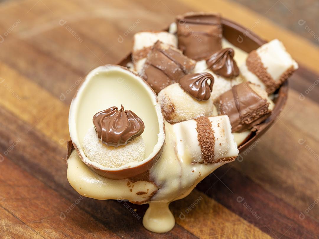 Ovo da pascoa de chocolate branco e preto gourmet Imagem JPG