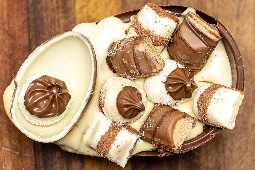 Ovo da pascoa de chocolate branco e preto gourmet Imagem JPG