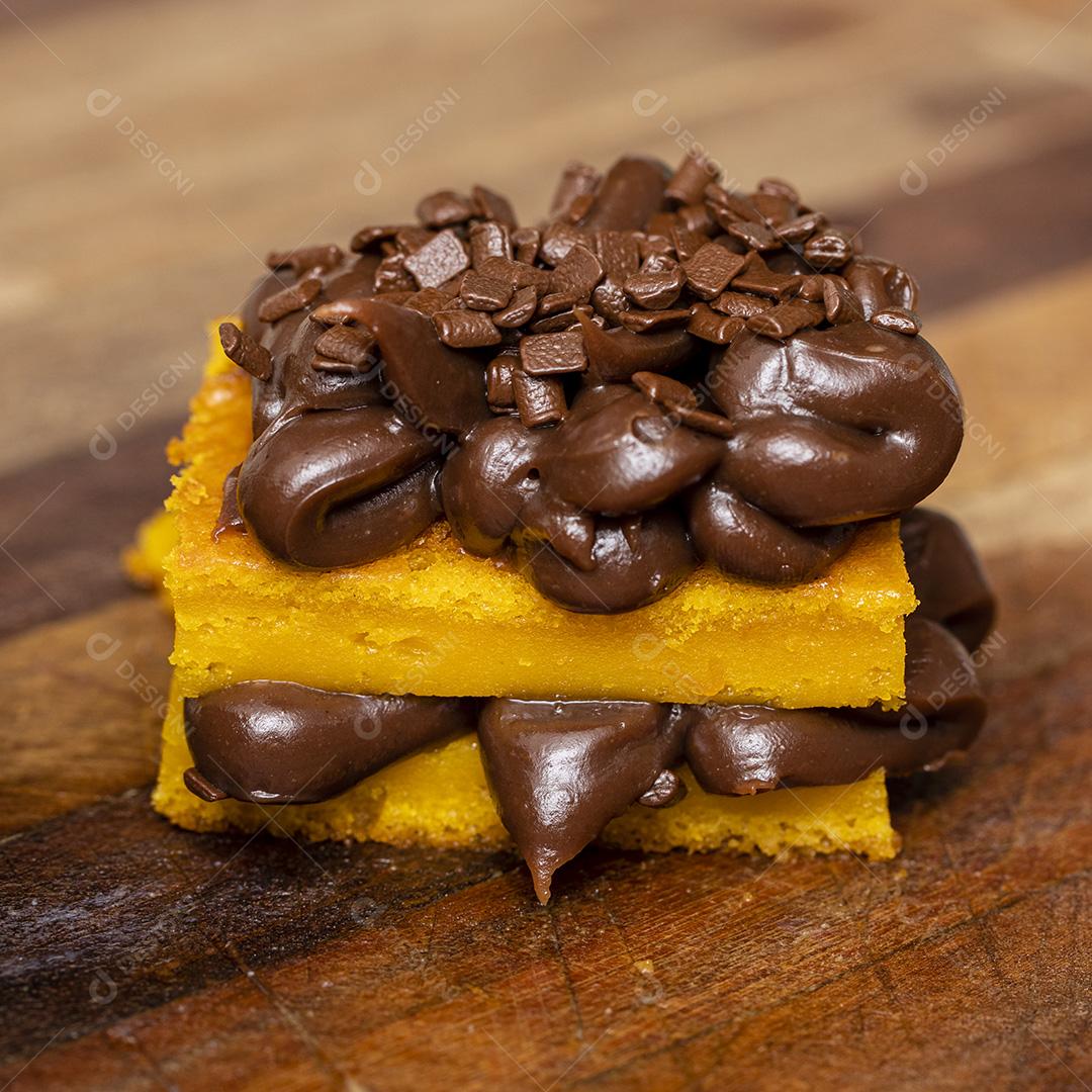 Ovo de páscoa gourmet com biscoito de doce de leite e brigadeiro de chocolate Imagem JPG